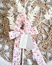 Load image into Gallery viewer, Sarah Colman - Floral cotton hairbow
